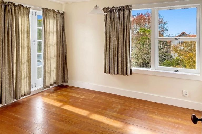 Photo of property in 18 Bridge View Road, Birkenhead, Auckland, 0626