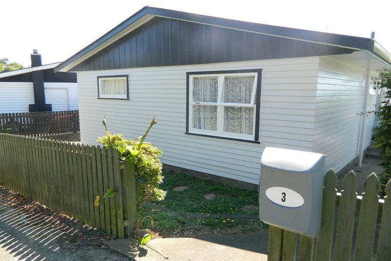 Photo of property in 3 Merritt Way, Newlands, Wellington, 6037