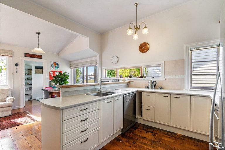 Photo of property in 71 Vauxhall Road, Devonport, Auckland, 0624