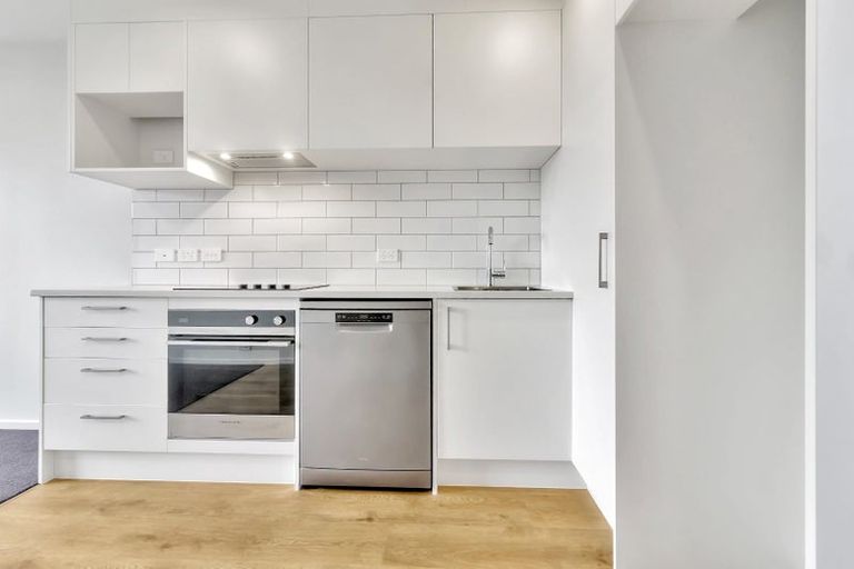 Photo of property in 6/1 Fruitvale Road, New Lynn, Auckland, 0600