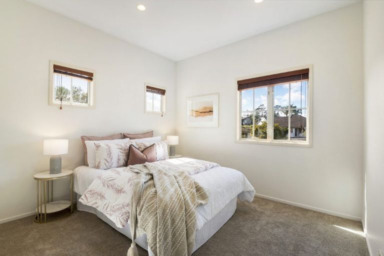 Photo of property in 1 Scarlet Oak Drive, Schnapper Rock, Auckland, 0632