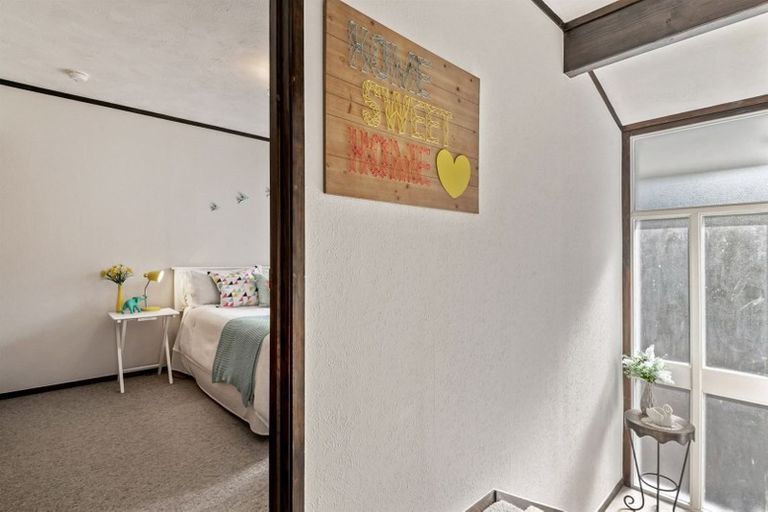 Photo of property in 2/10 Tobruk Crescent, Milford, Auckland, 0620