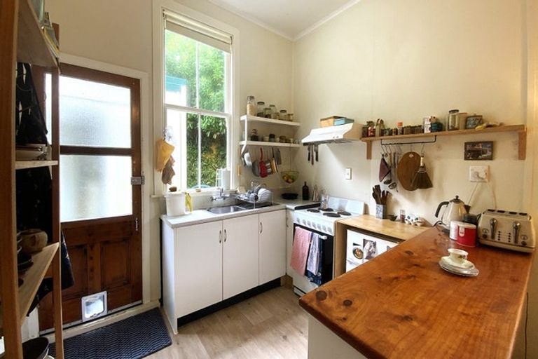 Photo of property in 12a Freeling Street, Island Bay, Wellington, 6023