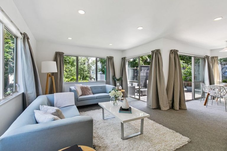 Photo of property in 1/21 Stafford Road, Northcote Point, Auckland, 0627