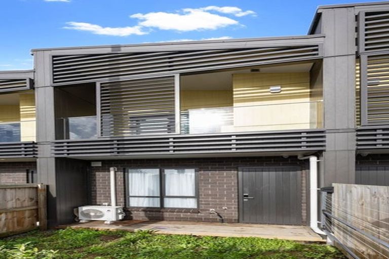 Photo of property in 2/3226 Great North Road, New Lynn, Auckland, 0600