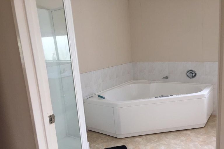 Photo of property in 23 Serrita Avenue, Sunnyhills, Auckland, 2010