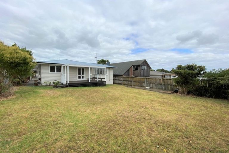 Photo of property in 4 Harding Avenue, Te Atatu South, Auckland, 0610