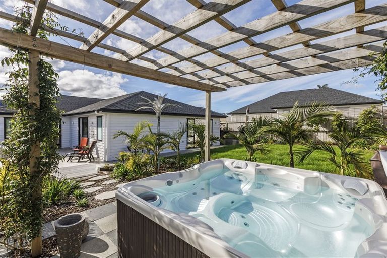 Photo of property in 3 Lewis Younie Road, Kumeu, 0810