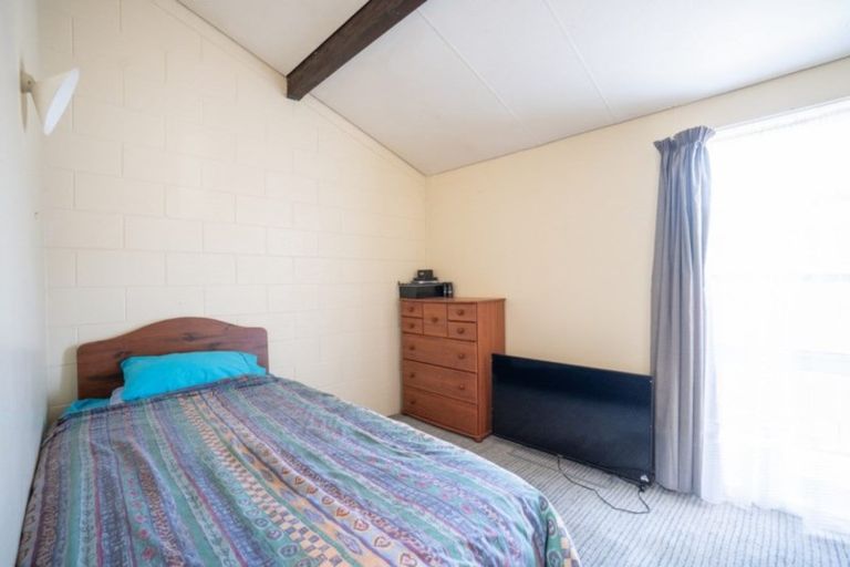 Photo of property in 2-4 Westmere Place, Takaro, Palmerston North, 4412