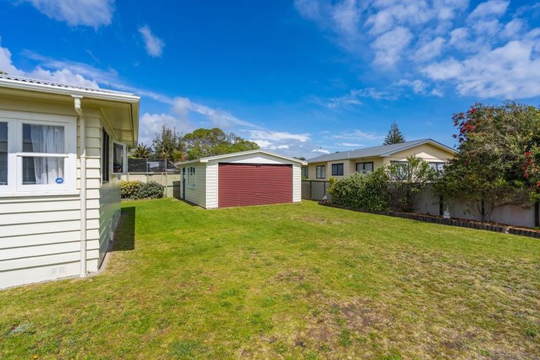 Photo of property in 11 Adrian Grove, Waikanae Beach, Waikanae, 5036