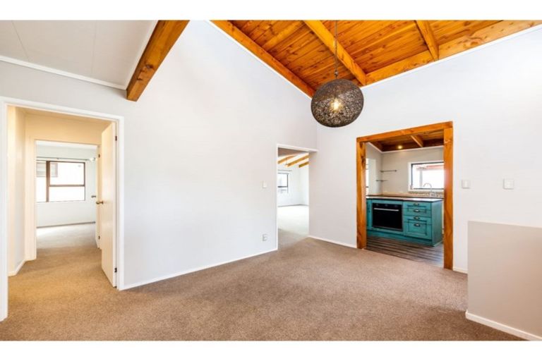 Photo of property in 70 Wade River Road, Stanmore Bay, Whangaparaoa, 0932