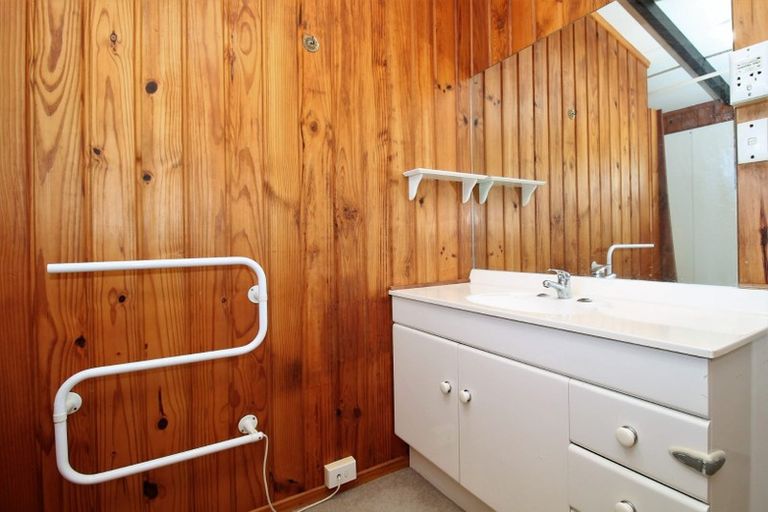 Photo of property in 28 Gibbons Road, Weymouth, Auckland, 2103