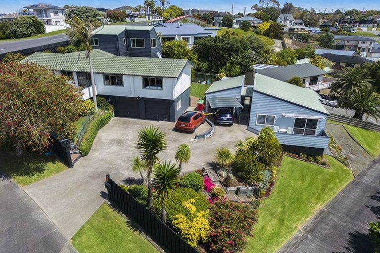 Photo of property in 8 Ngahere Views, Orewa, 0931