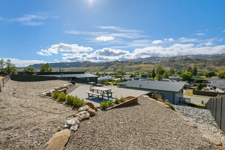 Photo of property in 71 Stratford Drive, Mount Pisa, Cromwell, 9383