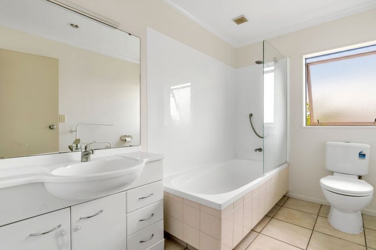 Photo of property in 16 Ironstone Place, Randwick Park, Auckland, 2105