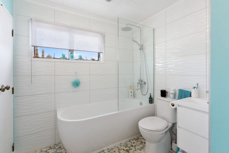 Photo of property in 15 Colenso Place, Otaki Beach, Otaki, 5512