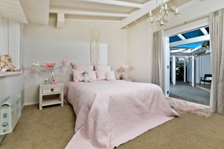 Photo of property in 1a Ferry Parade, Herald Island, Auckland, 0618