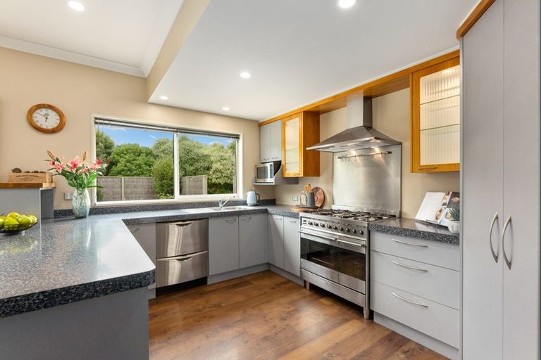 Photo of property in 100 Willowview Drive, Redwood, Christchurch, 8051