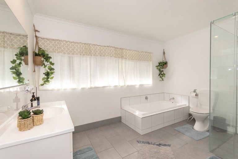 Photo of property in 29 Johnstone Drive, Fitzherbert, Palmerston North, 4410