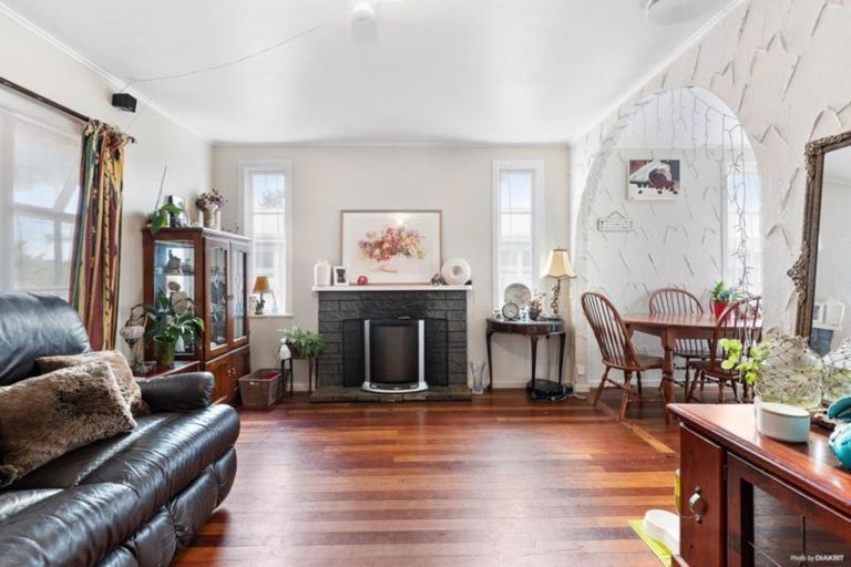 Photo of property in 15 Albert Road, Kelston, Auckland, 0602