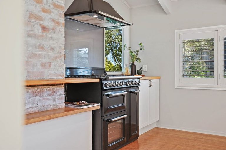 Photo of property in 11 Micawber Place, Mellons Bay, Auckland, 2014