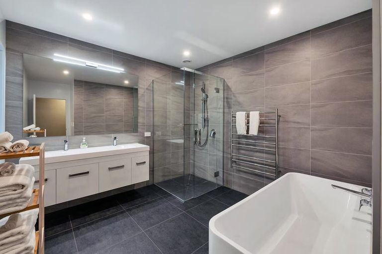 Photo of property in 23 Quinns Road, Waiatarua, Auckland, 0612