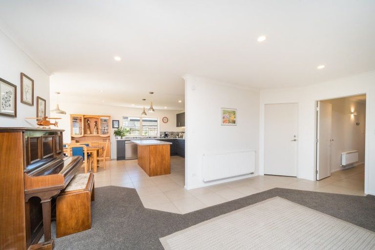 Photo of property in 6 Silkwood Place, Fitzherbert, Palmerston North, 4410