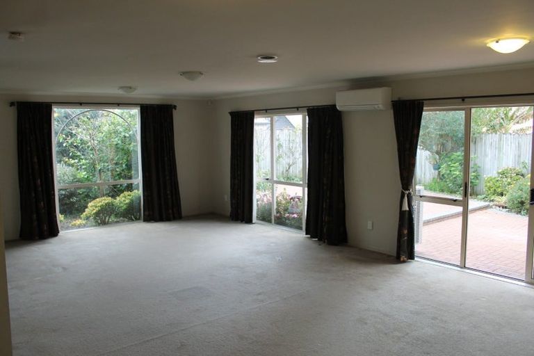 Photo of property in 14 Fitchburg Place, Mangere, Auckland, 2022