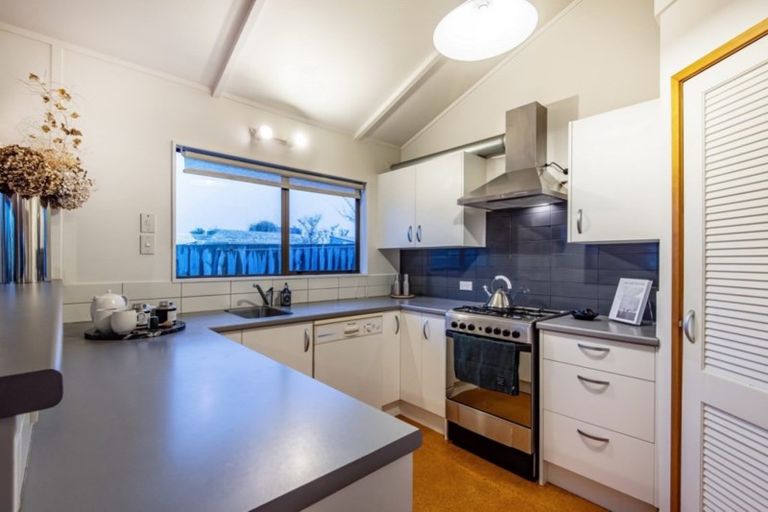 Photo of property in 2/17 Oliver Street, Point Chevalier, Auckland, 1022