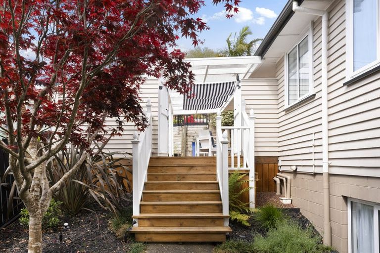 Photo of property in 2/11 Rangeview Road, Sunnyvale, Auckland, 0612