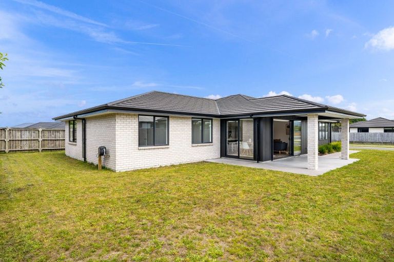 Photo of property in 28 Saint Michael Crescent, One Tree Point, 0118