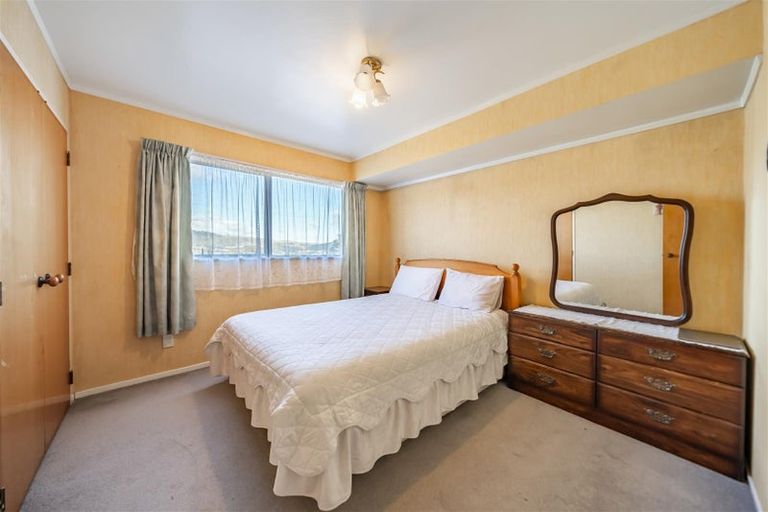 Photo of property in 10 Ordley Grove, Tawa, Wellington, 5028