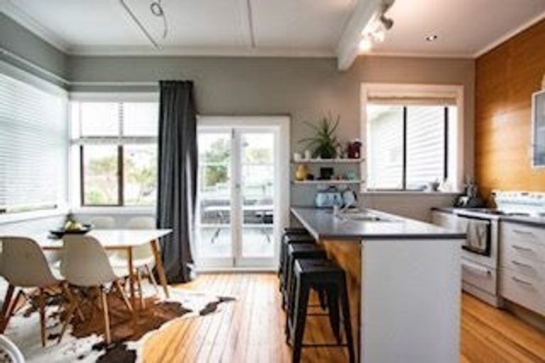 Photo of property in 19 Old Lake Road, Narrow Neck, Auckland, 0624