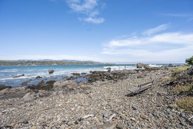 Photo of property in 188 Breaker Bay Road, Breaker Bay, Wellington, 6022