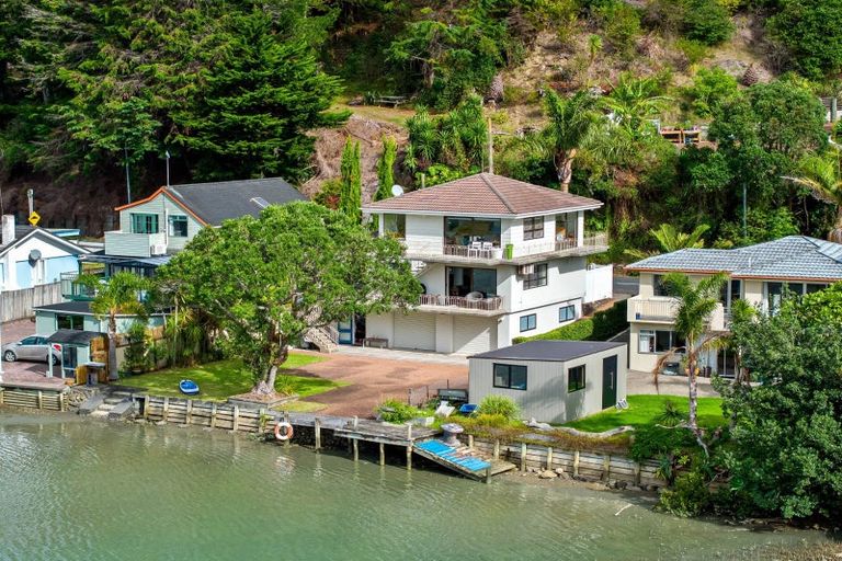 Photo of property in 6 Waiwera Road, Waiwera, Orewa, 0994