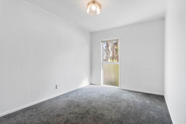 Photo of property in 19 Ravenwood Drive, Forrest Hill, Auckland, 0620