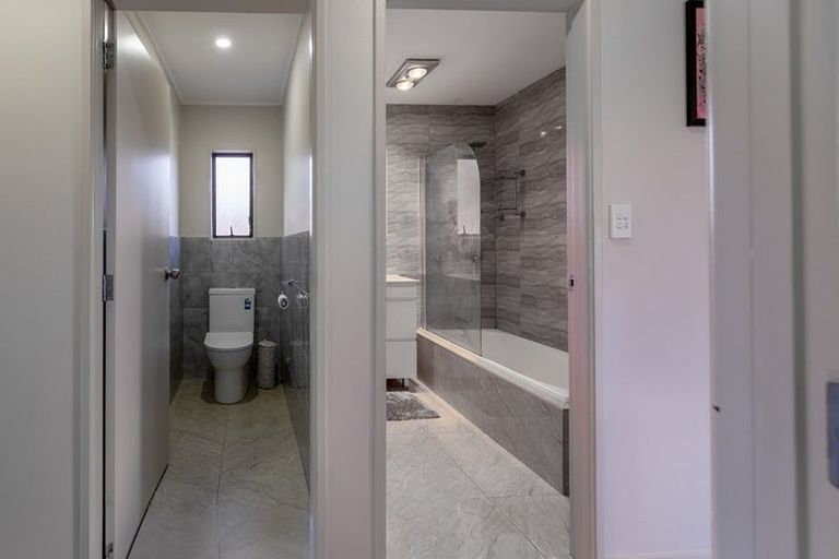 Photo of property in 1/13 Martin Place, Kelston, Auckland, 0602