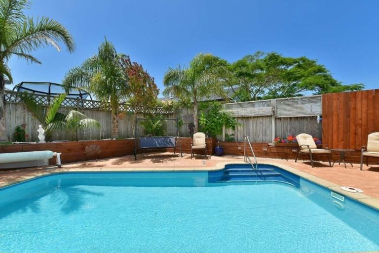 Photo of property in 52 Settlers Grove, Orewa, 0931