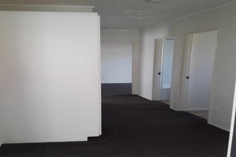 Photo of property in 2/17 Woodside Road, Massey, Auckland, 0614