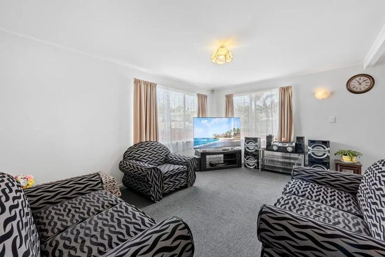 Photo of property in 22 Becker Drive, Weymouth, Auckland, 2103