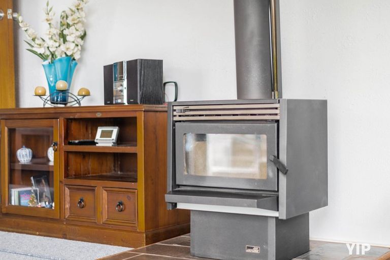 Photo of property in 18 Colchester Crescent, Newlands, Wellington, 6037