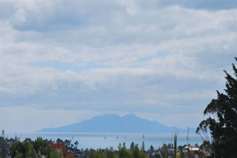 Photo of property in 2/881 East Coast Road, Northcross, Auckland, 0632