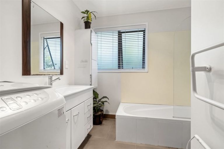 Photo of property in 28 Elizabeth Drive, West Harbour, Auckland, 0618