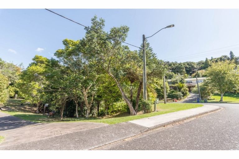 Photo of property in 1 Lancewood Avenue, Titirangi, Auckland, 0604