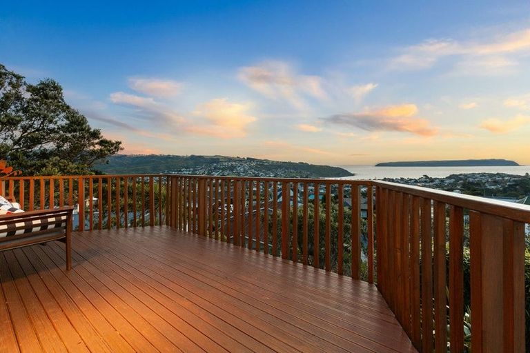 Photo of property in 112 Gloaming Hill, Titahi Bay, Porirua, 5022