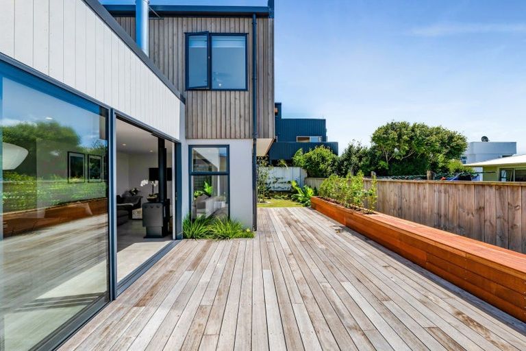 Photo of property in 5b Strandon Place, Strandon, New Plymouth, 4312