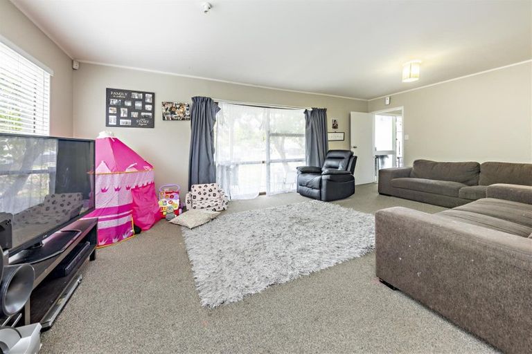 Photo of property in 11 Slim Place, Clendon Park, Auckland, 2103