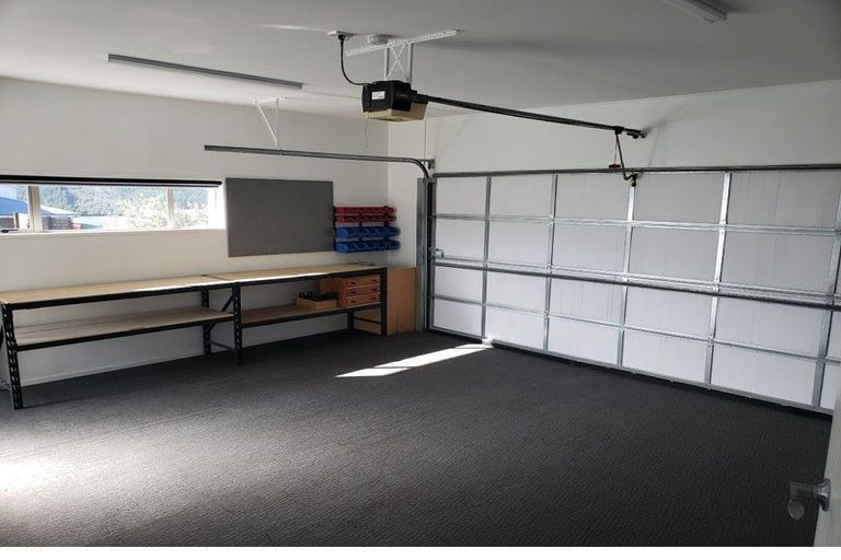 Photo of property in 18 Mcewen Crescent, Riverstone Terraces, Upper Hutt, 5018