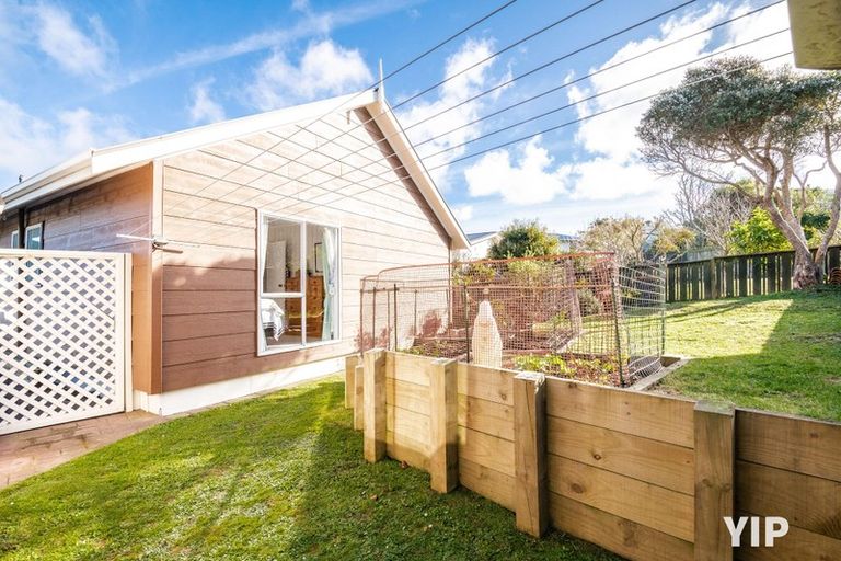 Photo of property in 7 Cheltenham Terrace, Newlands, Wellington, 6037