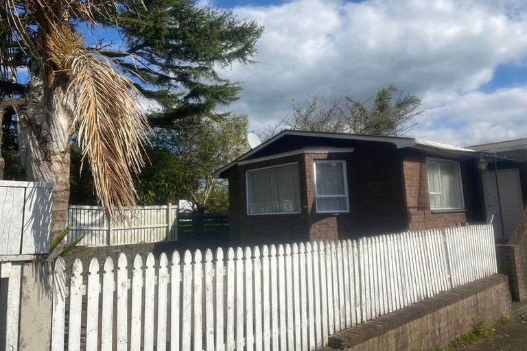 Photo of property in 115 View Road, Sunnyvale, Auckland, 0612
